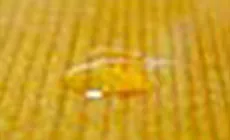 Gros plan sur le remplissage en goutte de laque