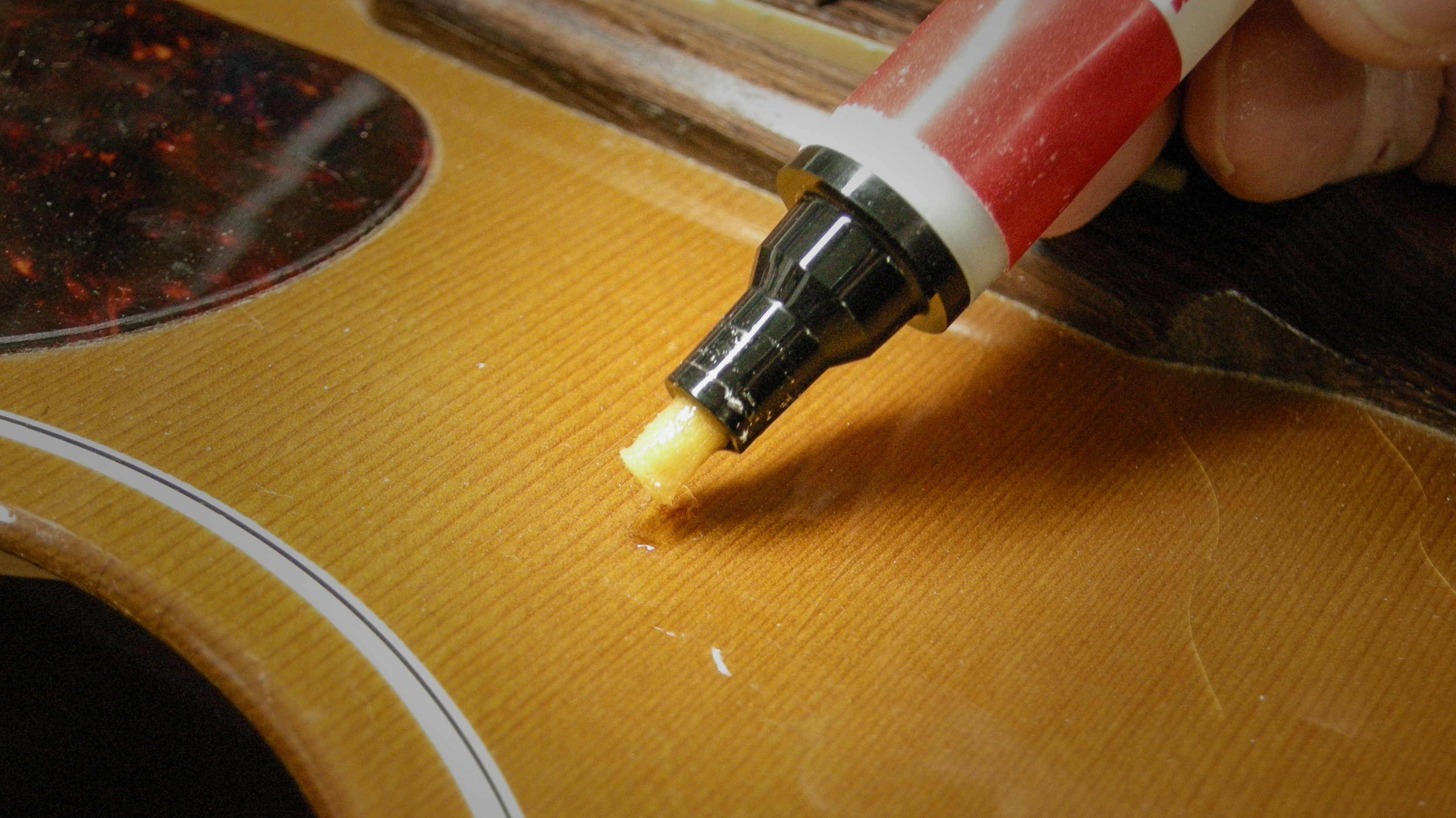 Oups ! Comment cacher une rayure dans la guitare de votre grand frère