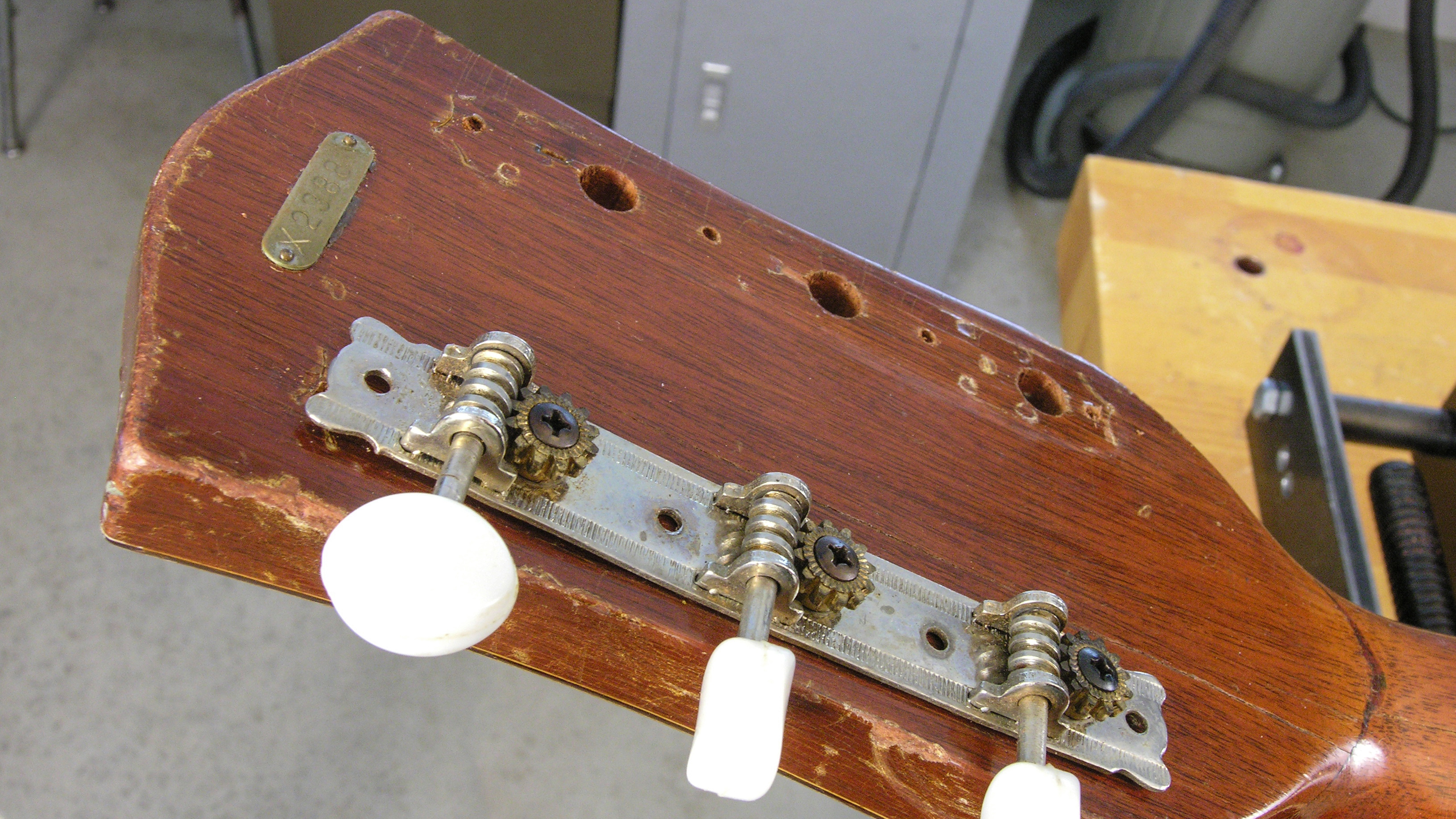 Obturer les anciens trous de tuner à l’arrière du placage de tête