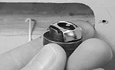 aligner l’encoche de l’outil