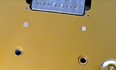 Fabriquer des connecteurs en érable avec un couteau en gros plan