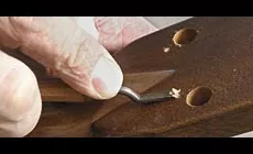 Couper la fiche avec un micro-ciseau