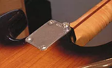 Bouton installé sur la plaque du manche 