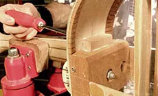 Vissage dans le bloc de support de la guitare