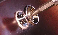 Utilisez une rondelle en feutre sous le bouton de la sangle