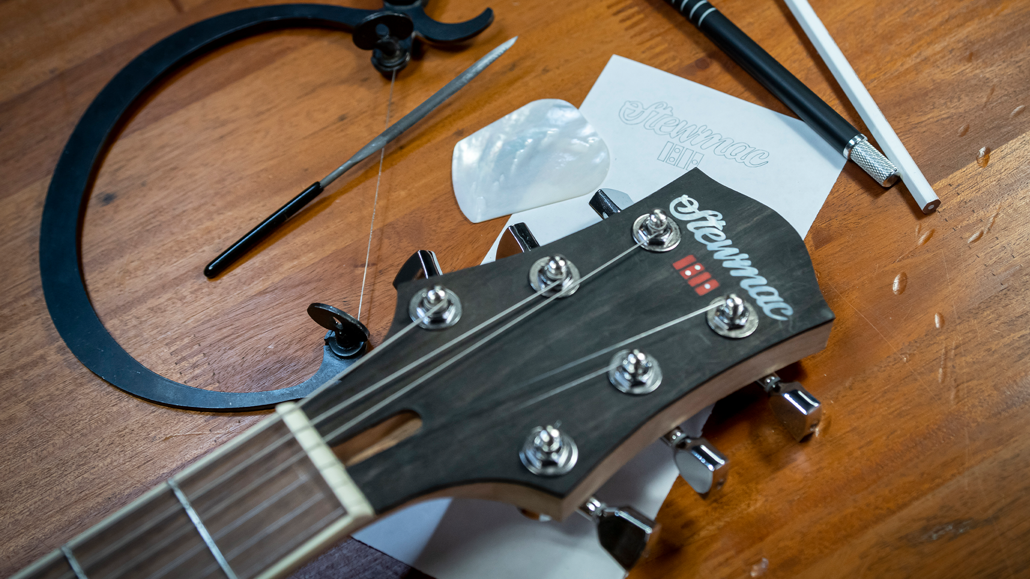 Comment incruster une tête de guitare avec Craig Lavin, maquilleur en incrustation