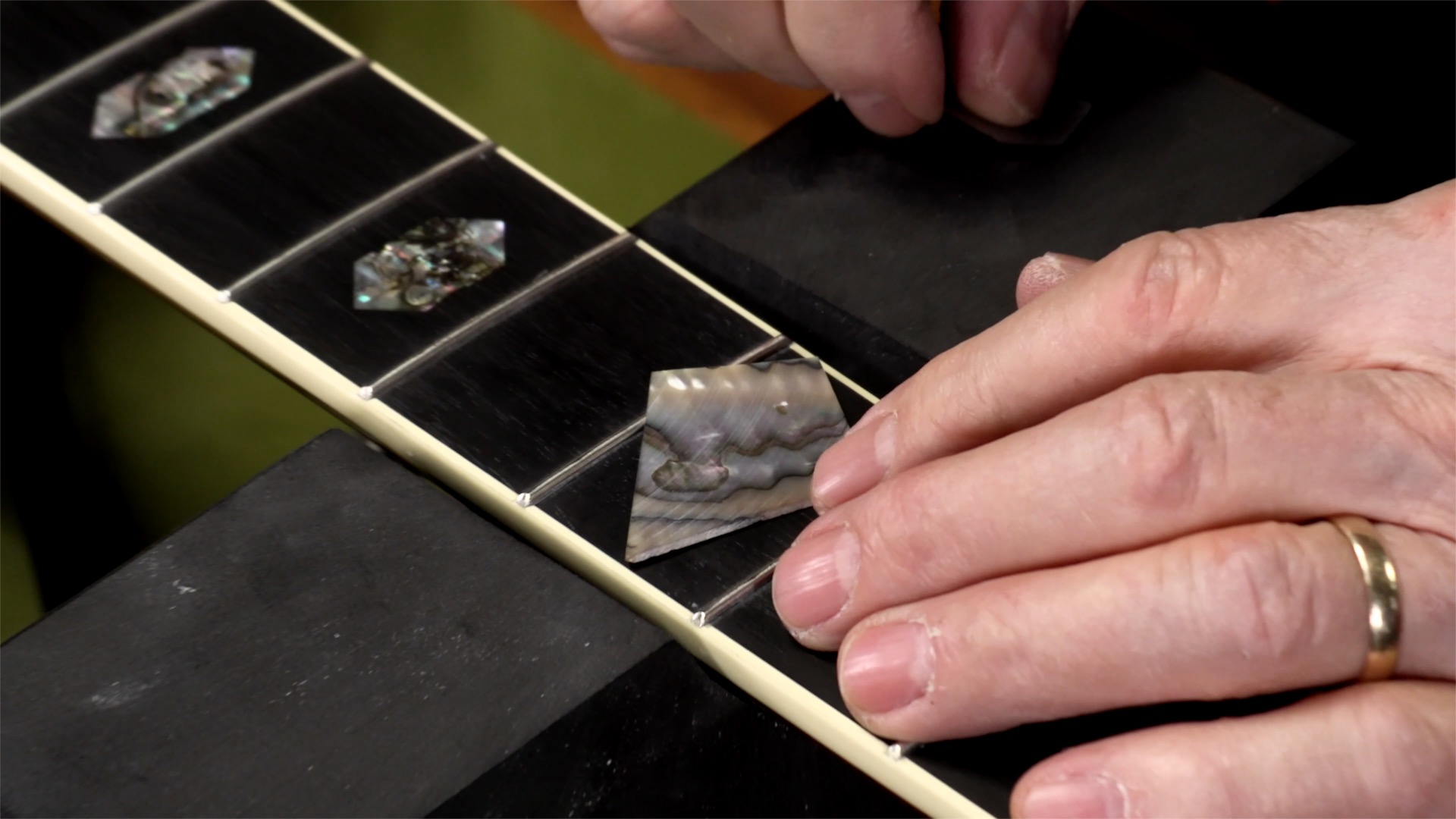 Comment remplacer un insert Fretboard sur un Martin D-45