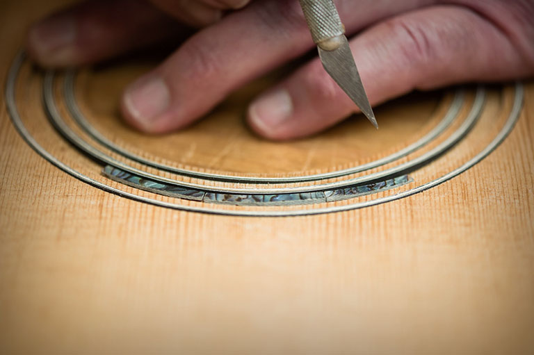 Montage de l’ abalone filet dans un canal pour une rosette