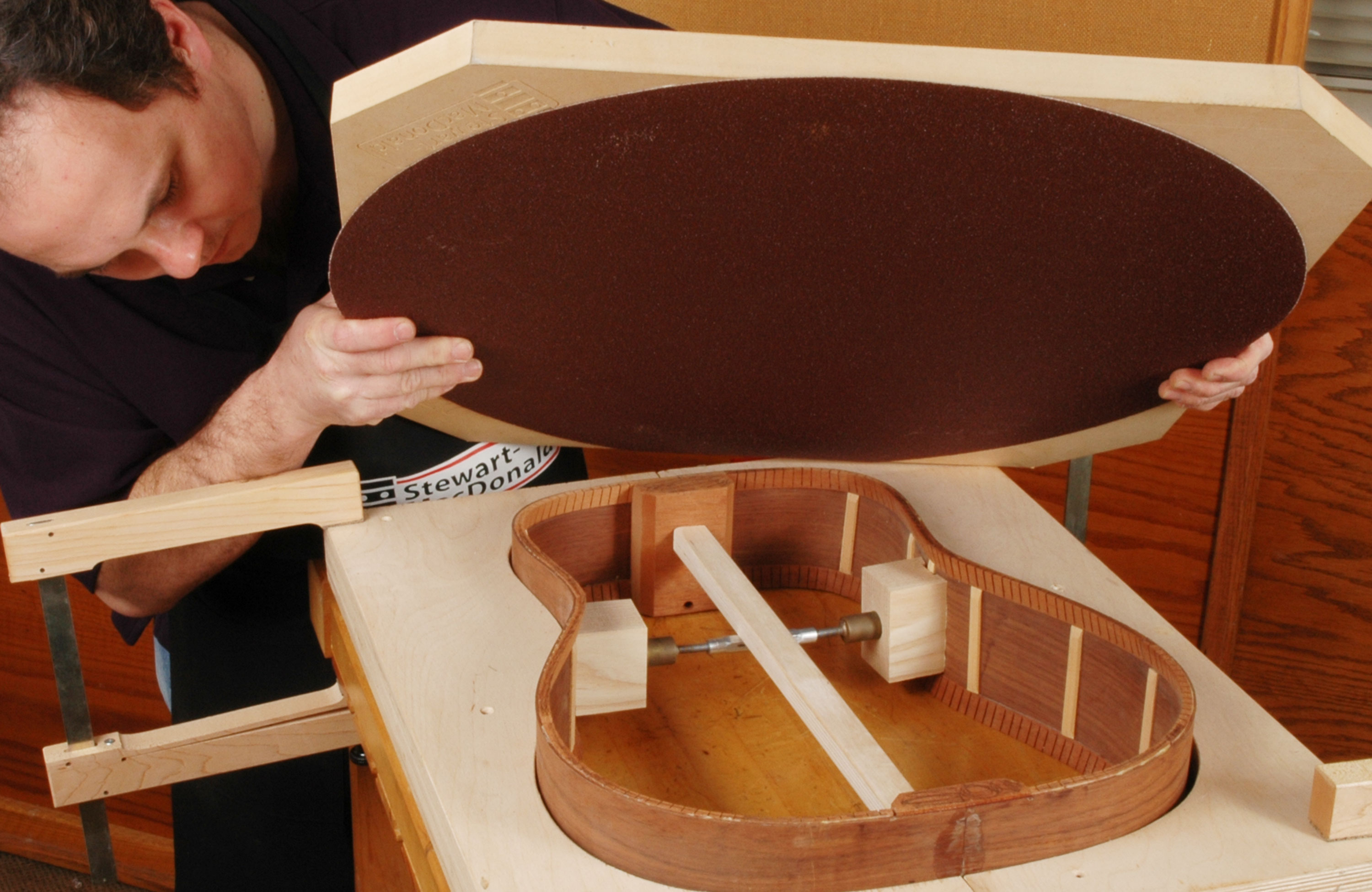 Disque de ponçage auto-adhésif