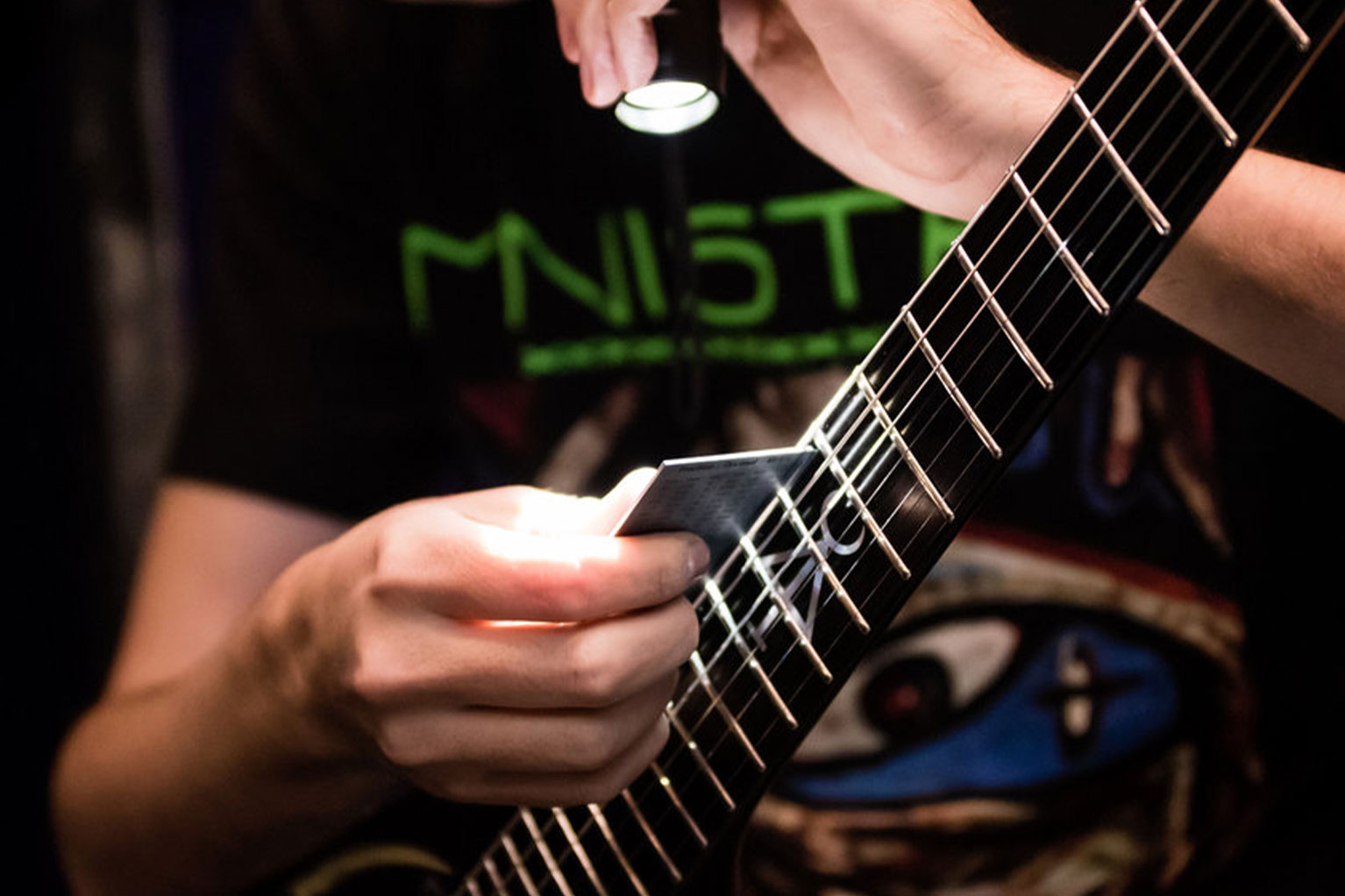 Personne utilisant la lampe torche pour régler l’action en coulisses