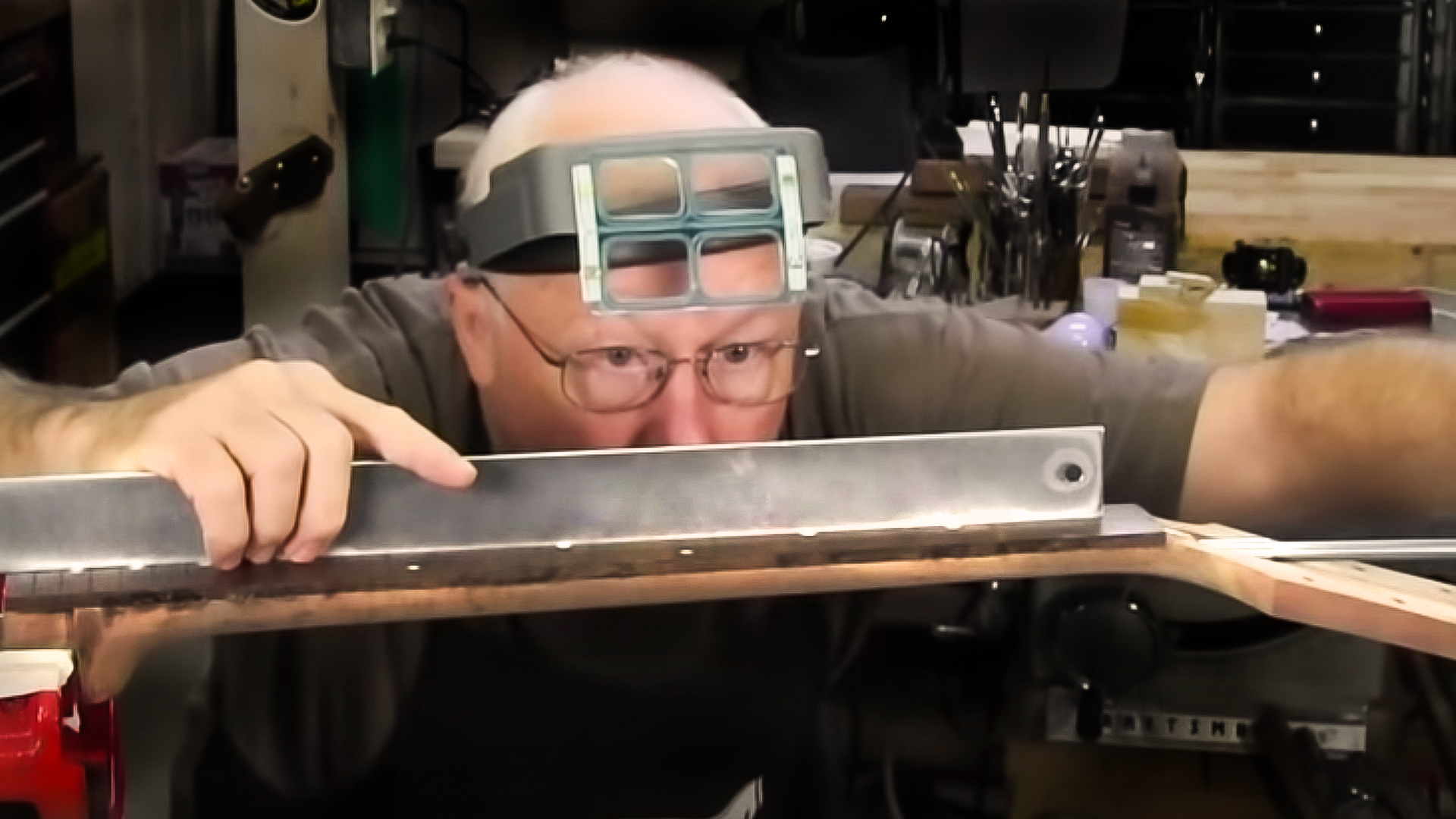 Enveloppant le cou de la guitare