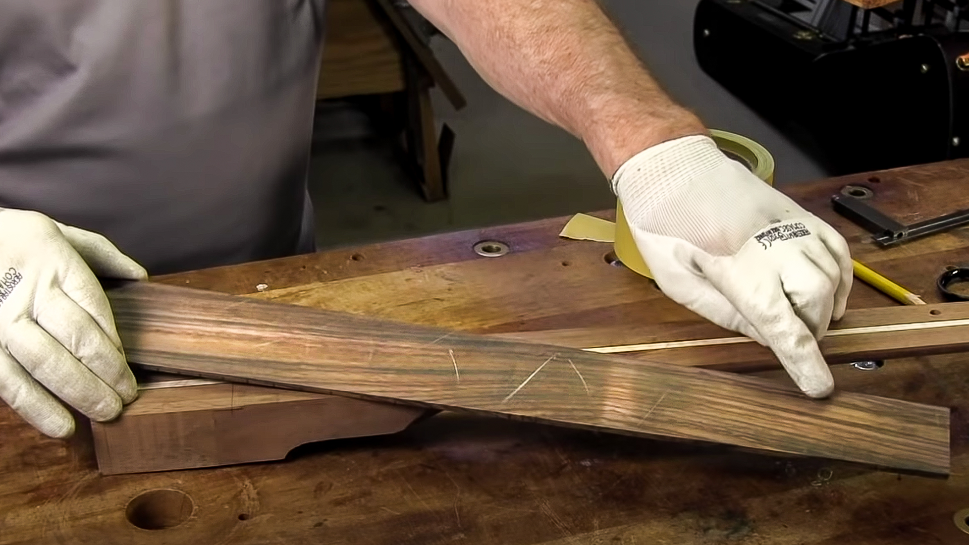 Ponçage à plat d’une touche de guitare