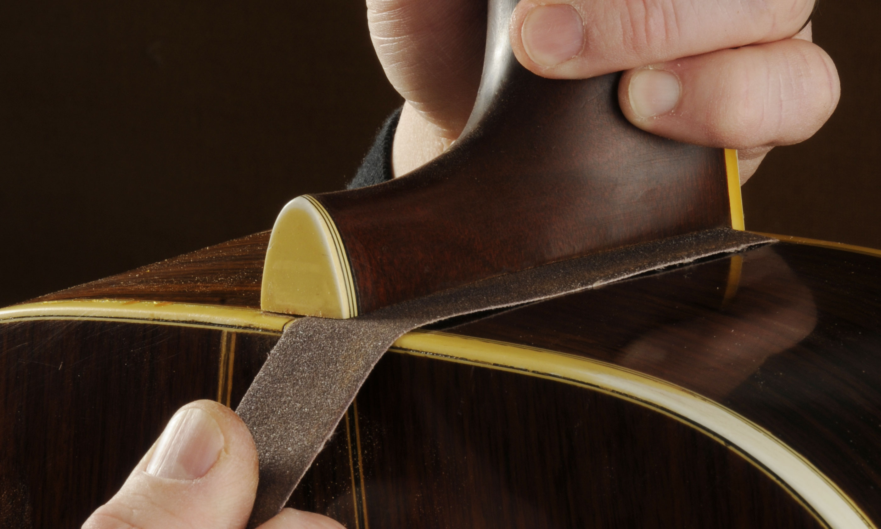 Utilisation du papier de verre cou