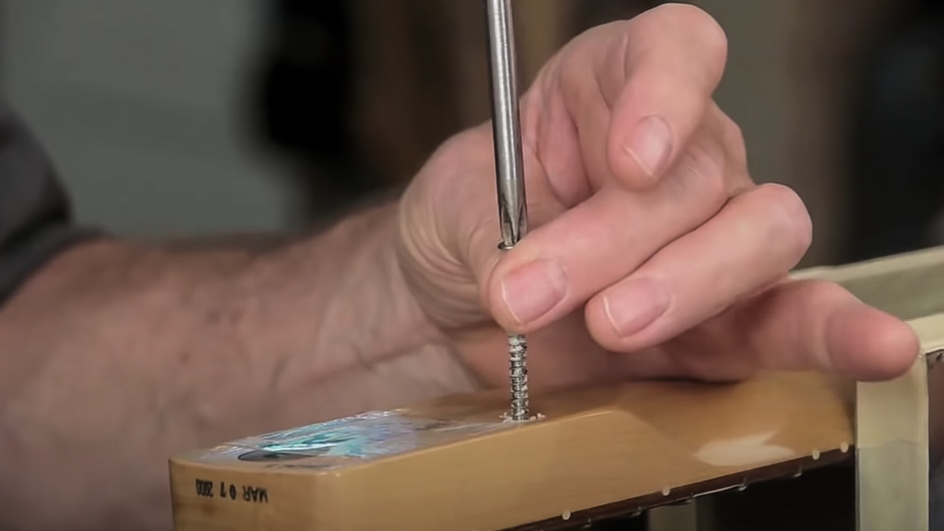 Vidéo : Obturer les trous dénudés dans la guitare boulonnée manches