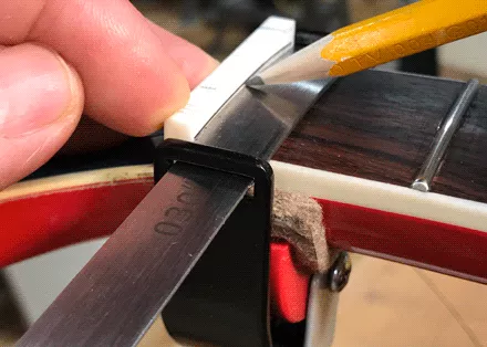 Marquage de la hauteur de la frette avec des jauges d’épaisseur dans la rainure de sécurité