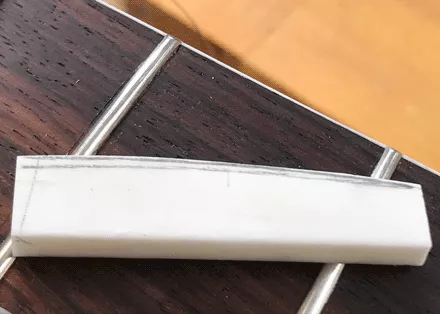 Le haut de l’écrou a été déposé pour suivre la ligne du crayon