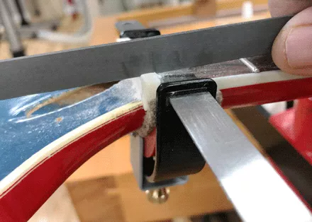 Lorsque la lime atteint la jauge d’épaisseur, profondeur de fente