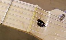 Photo : écrou à os vintage pour tremolo Strat