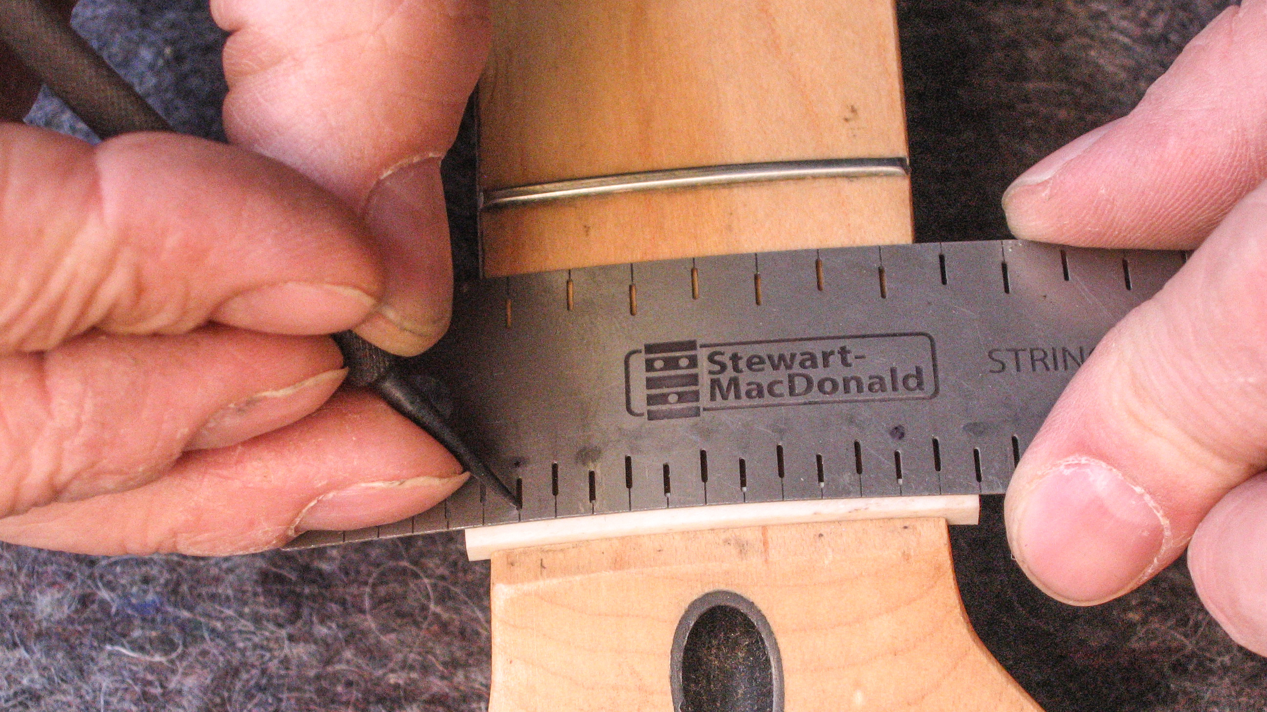 Utiliser la règle d’espacement des cordes pour les guitares et les mandolines