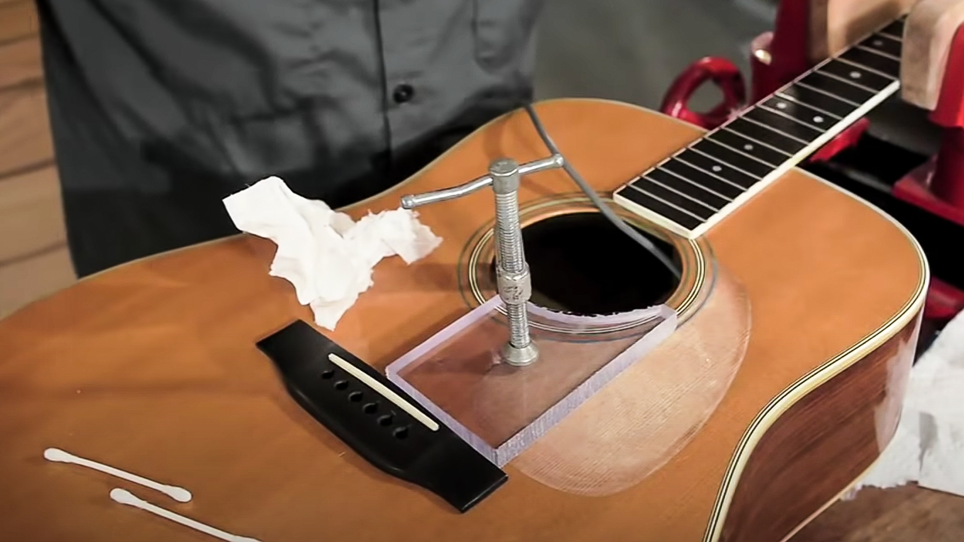 Un pickguard qui rétrécit fissure le haut de la guitare !