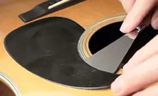 Remplacement d’un pickguard rétréci - retrait du pickguard