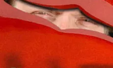 Erick regardant à travers le trou f