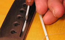 Nettoyage de la fente de la sillet avec un micro-ciseau