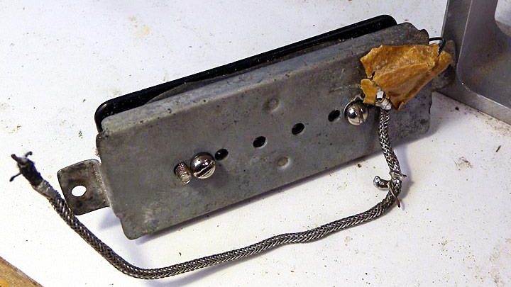 Fixation (et rupture !) d’un 1957 Gibson P-90 pickup Fixation (et rupture !) d’un 1957 Gibson P-90 pickup