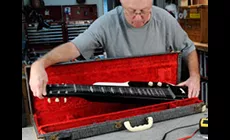 Dan déballant les genoux de Supro