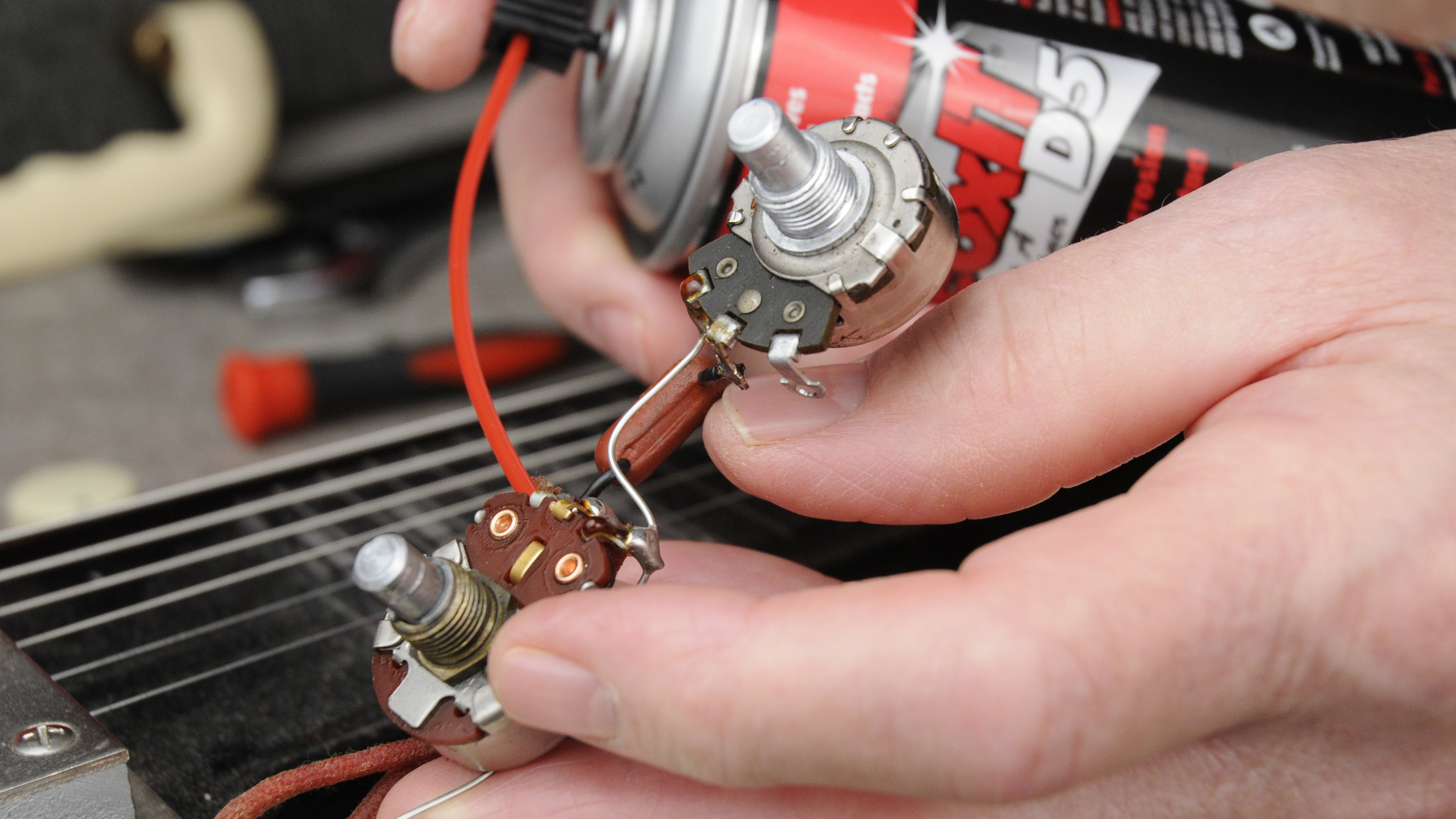 Fixation d’un potentiomètres de contrôle sale et rayé sur l’acier Supro Fixation d’un potentiomètres de contrôle sale et rayé sur l’acier Supro