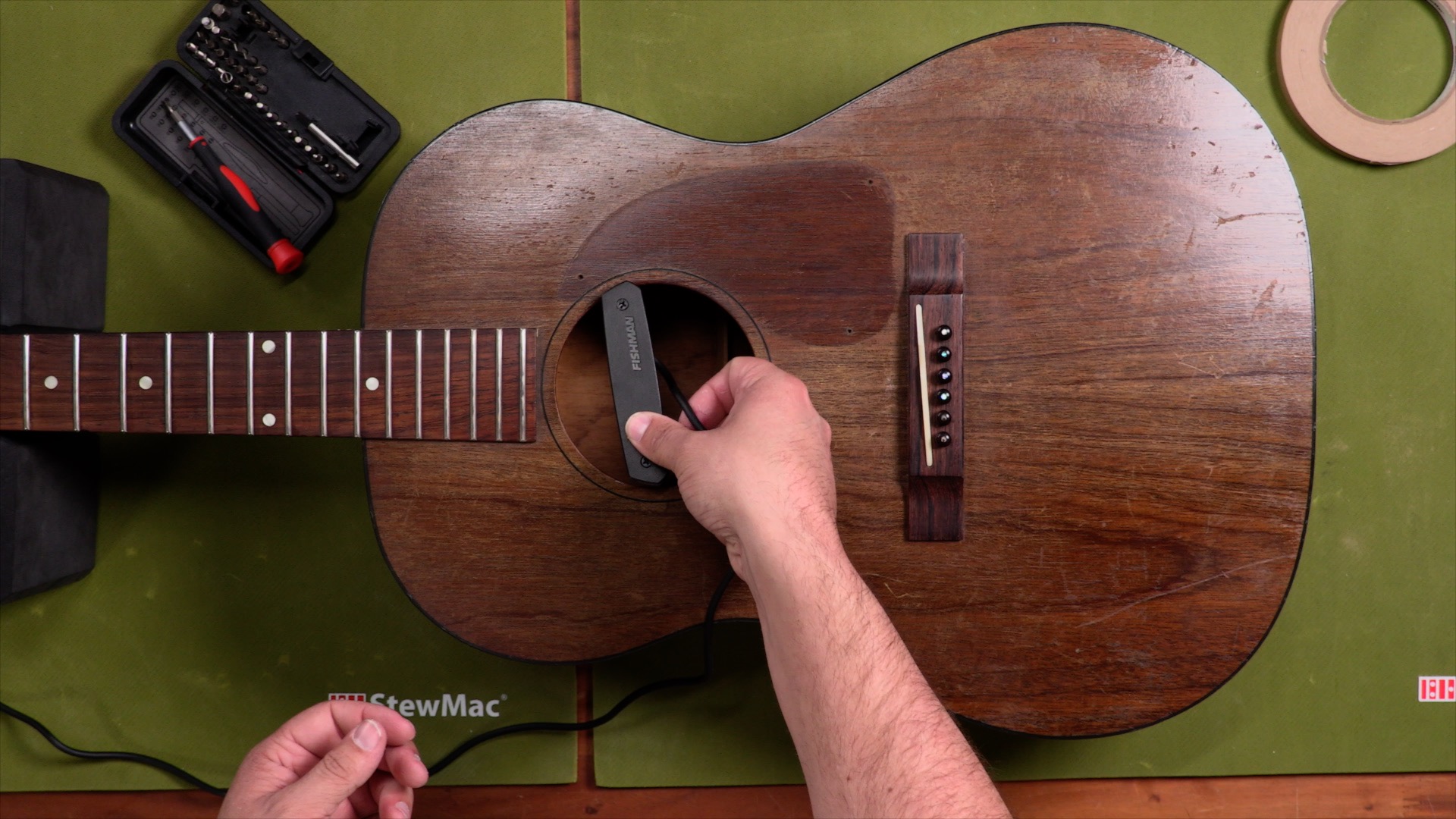 Comment choisir et installer des enlèvements de guitare acoustique