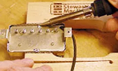 Photo : resoudage du couvercle de l'humbucker