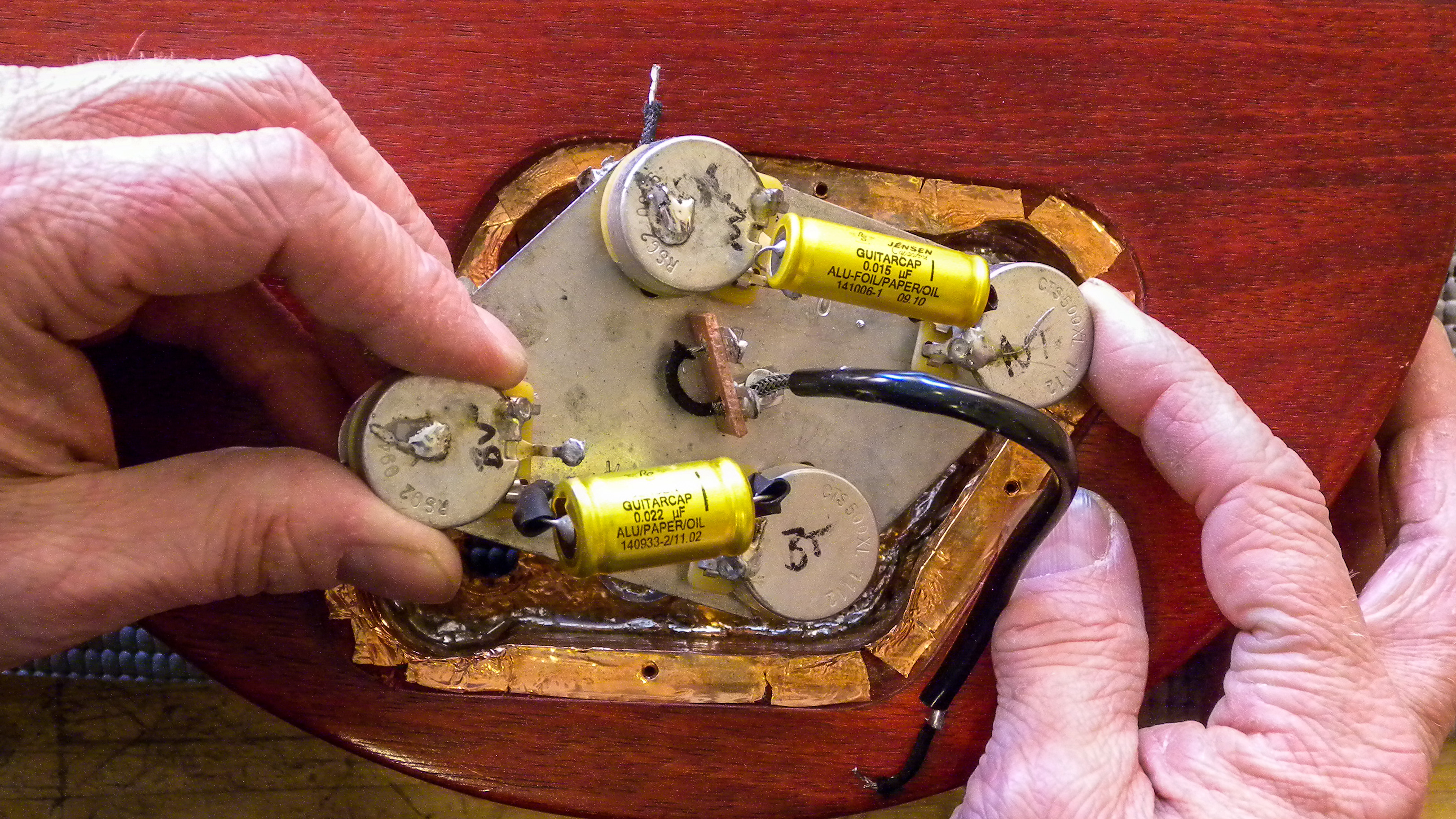 « J’ai câblé cette guitare, mais ça n’a pas fonctionné. Pouvez-vous le réparer ? »