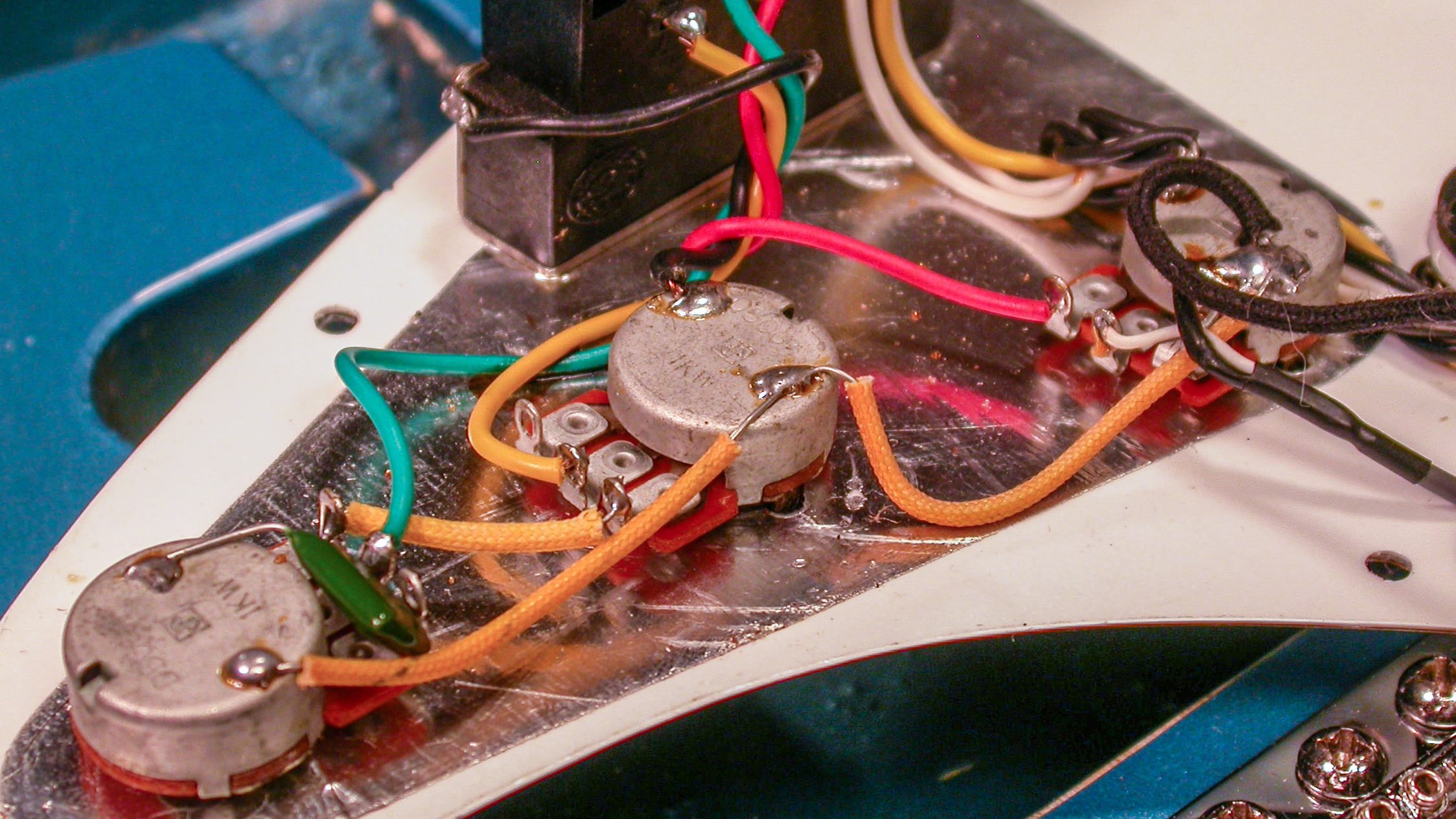 Nouvelles collectes et nouveau son, avec des Pickguards précâblés Golden Age 