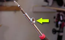 Aimant de réparation de la guitare sur un tournevis