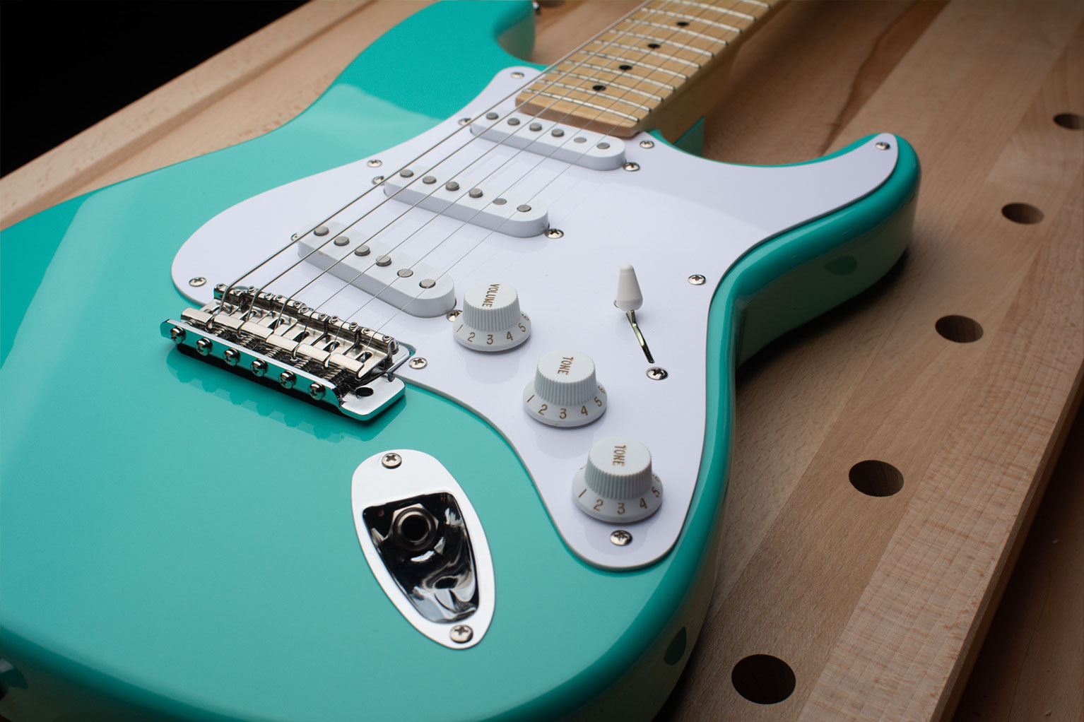 Kit de guitare S-Style vert mousse avec pickguard blanc