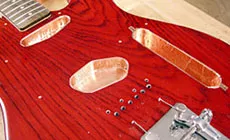 feuille de câble avec gaine de cuivre sur guitare