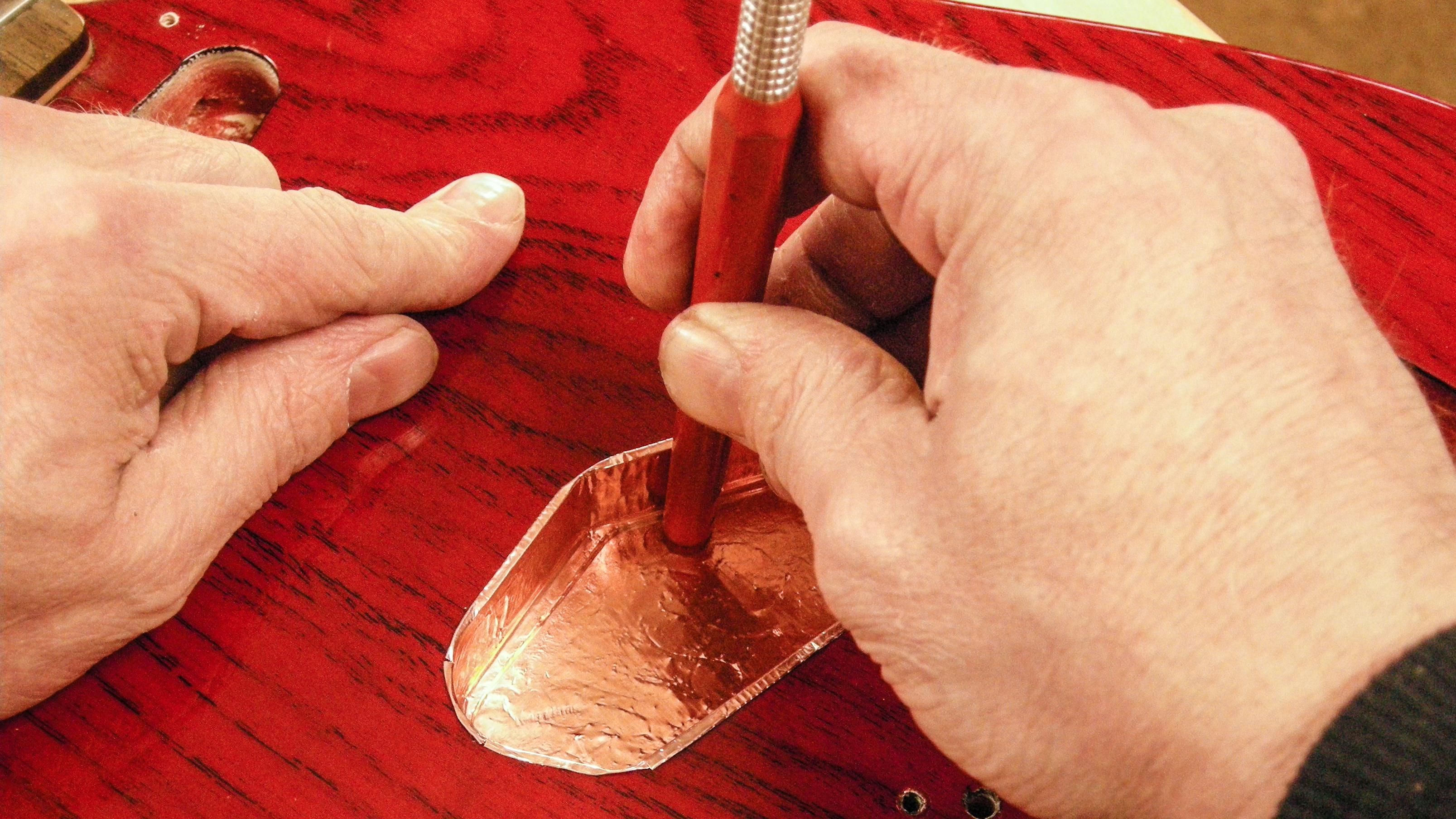 1 conducteur buzzkill : le pourquoi et le comment du blindage de guitare électrique.