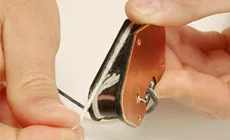 Enveloppant le micro avec de la corde