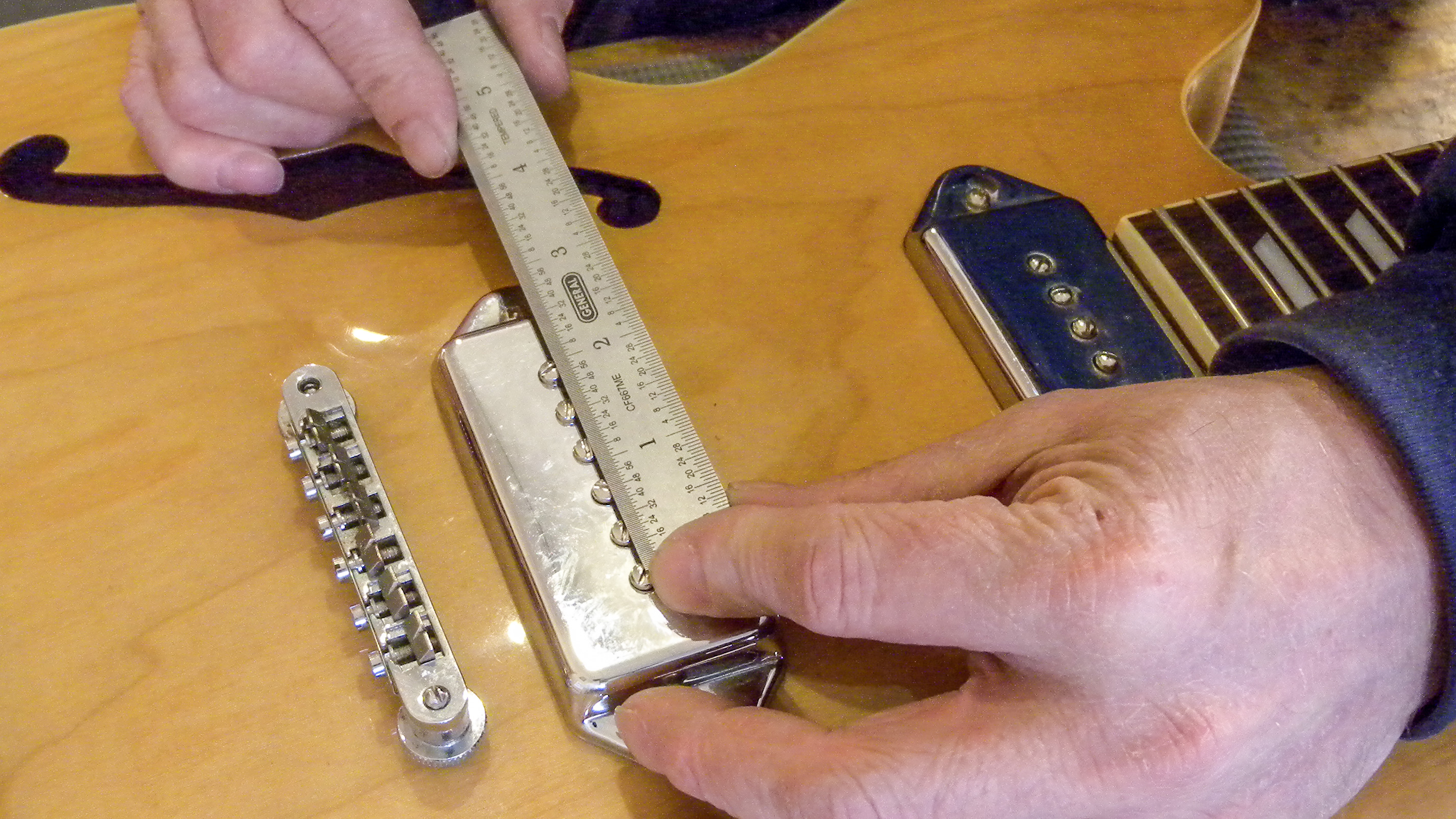 Mise à niveau d’un semi-corps creux bon marché avec le son P-90