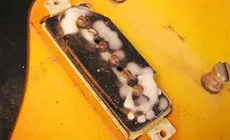 Cire de bougie sur pickup séchée