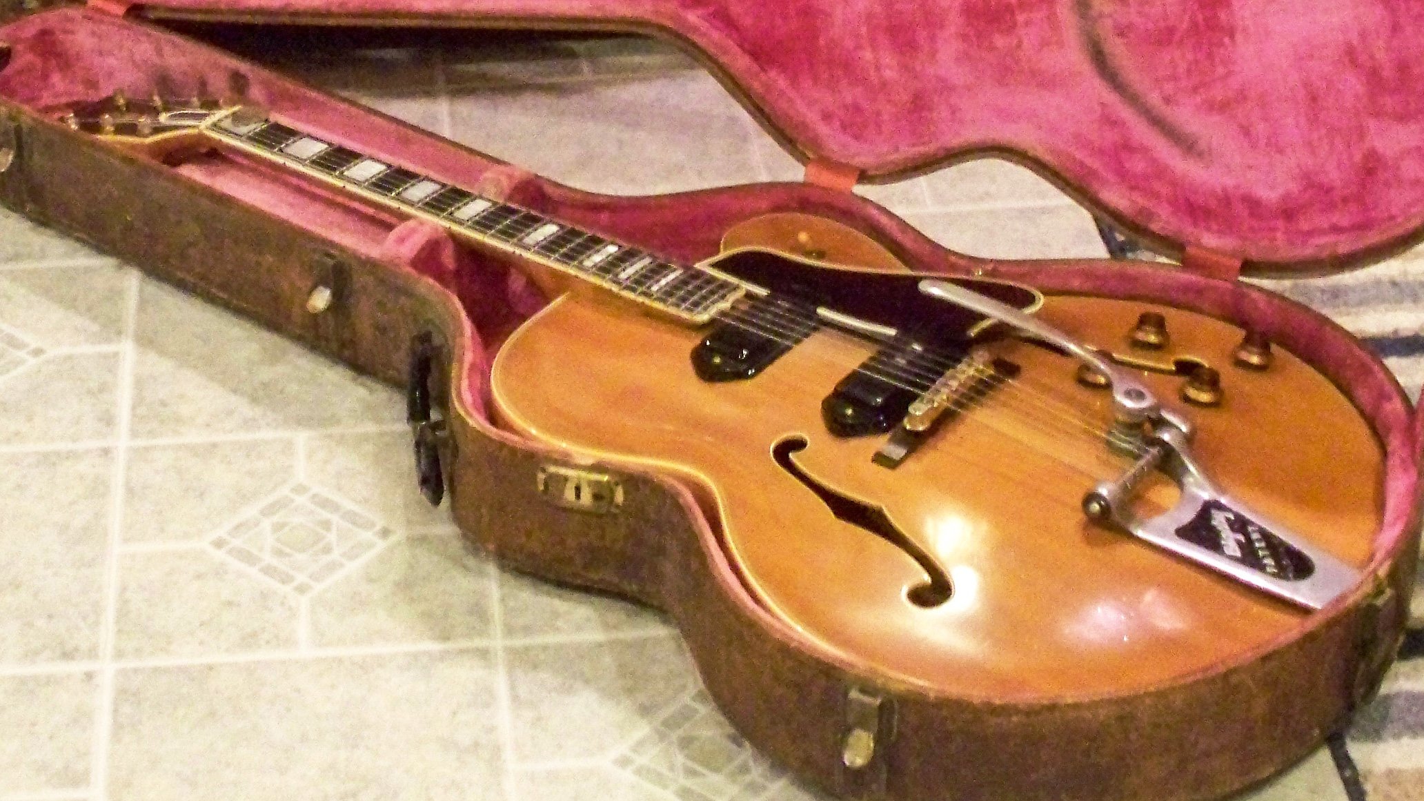 Réparation de fissures sur un Gibson ES-3,0T (« Byrdland Lite ? »)