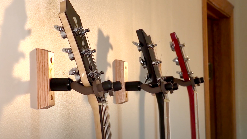 Comment accrocher une guitare au mur