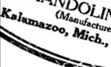 Gros plan sur l’ancienne étiquette retouchée