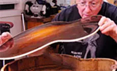 Dan enlève la guitare