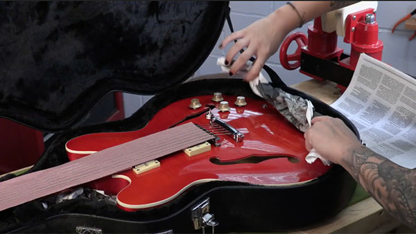 Emballage d’une guitare dans un étui pour expédition