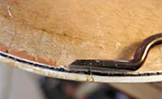 Gros plan sur le micro-ciseau