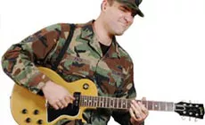 Denny Pack jouant de la guitare