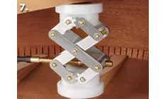 Enfoncer l’attelle en position et nettoyer la colle pressée