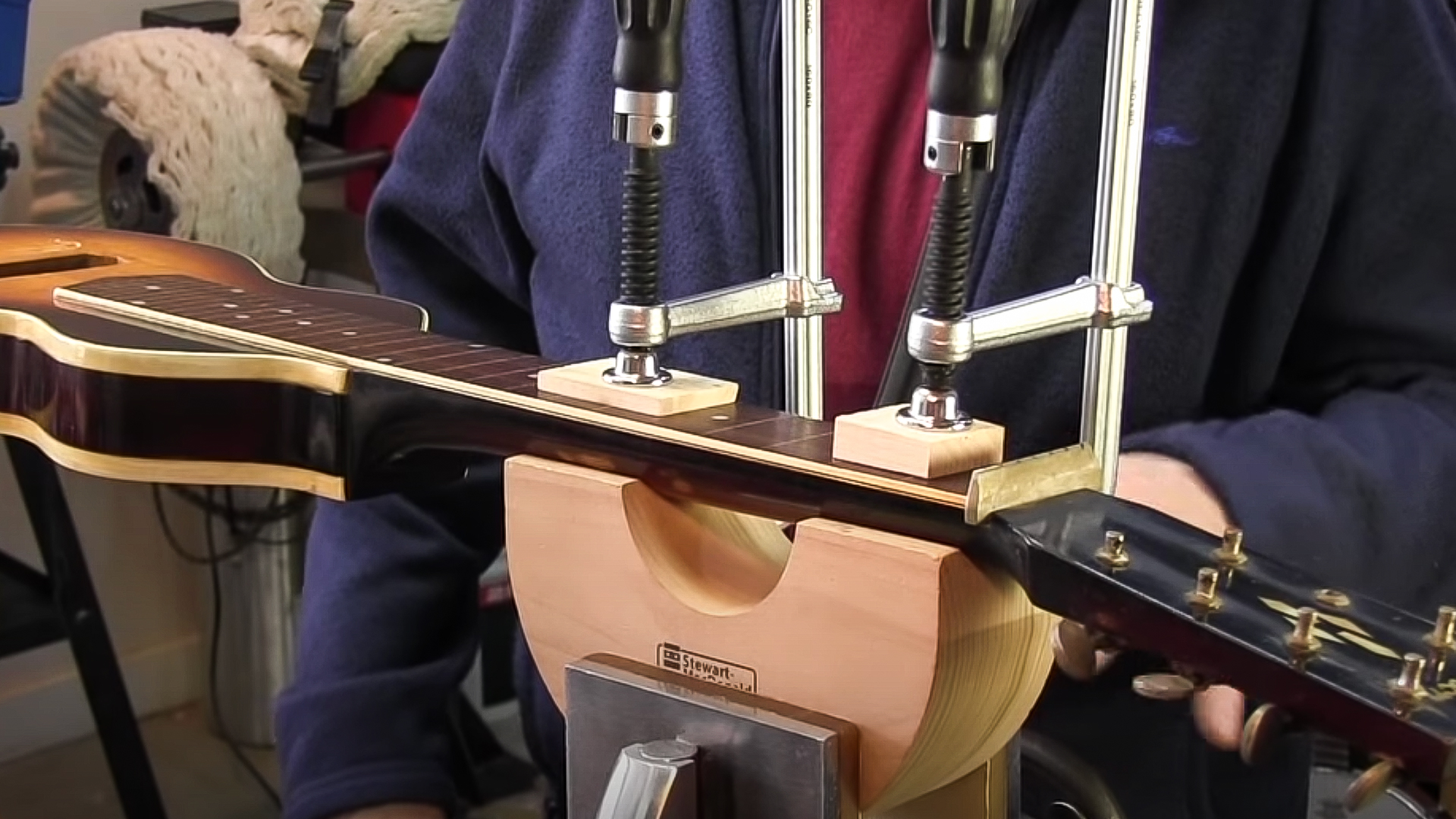 Serrage très serré du manche d’une guitare (sans dommage)